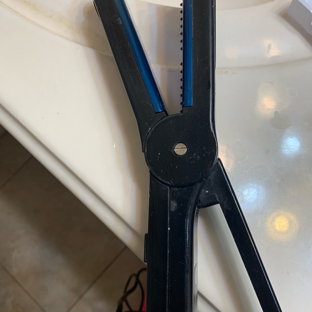 Solano hair straightener with tooth comb.